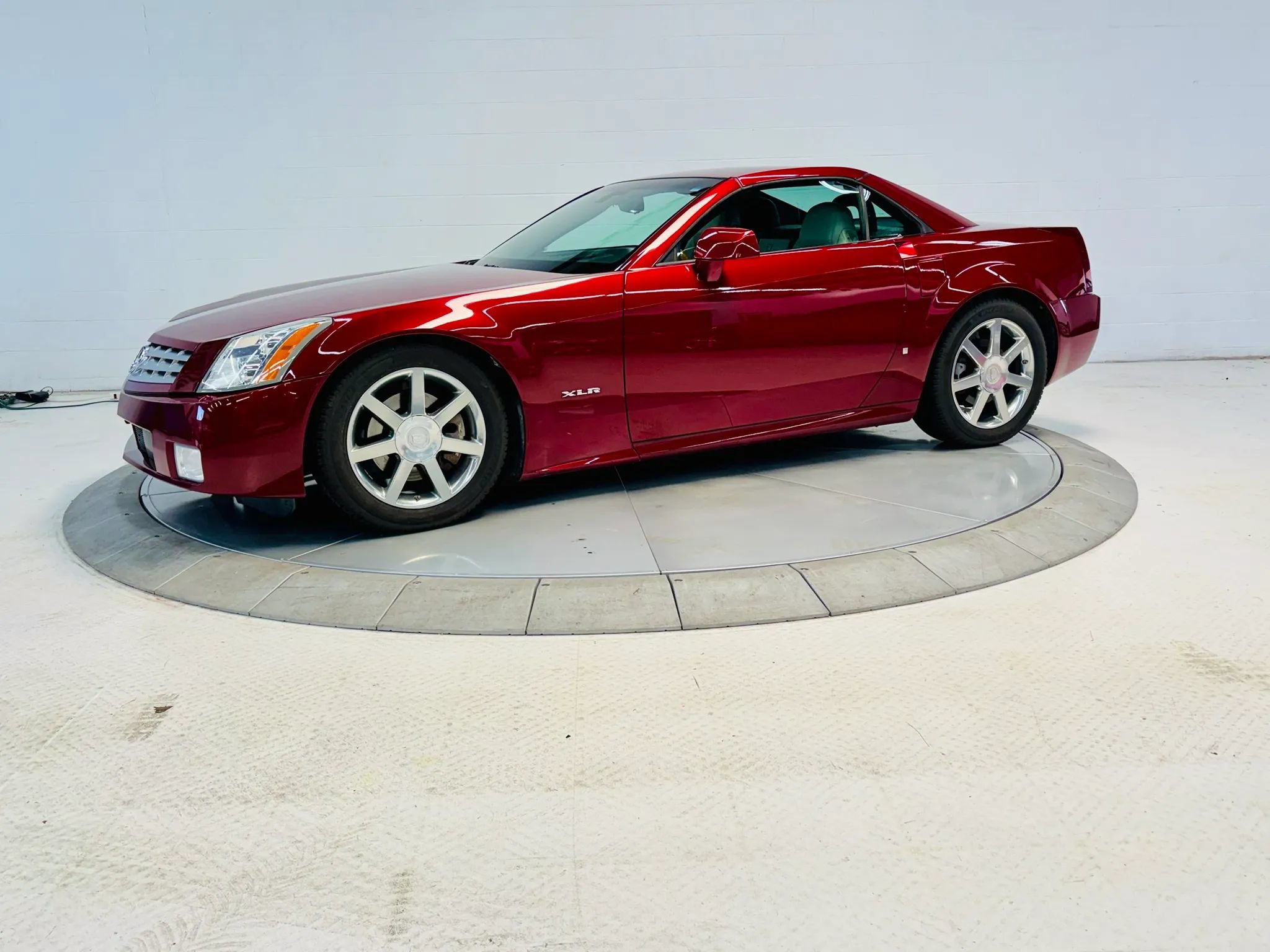 Used 2006 Cadillac XLR RWD image 4