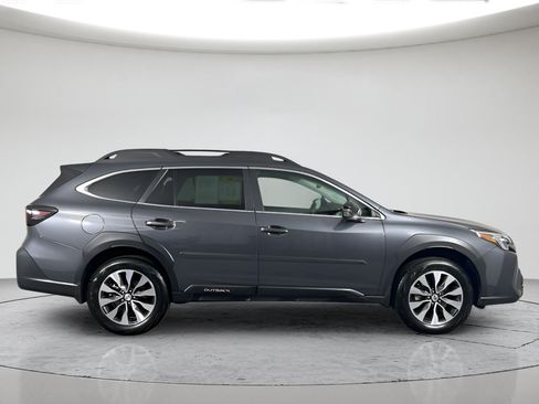 Used 2025 Subaru Outback Limited AWD/4WD image 2