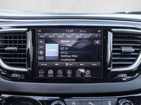 Used 2020 Chrysler Pacifica Touring-L image 15