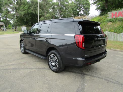 Used 2025 Ford Expedition Active AWD/4WD image 2