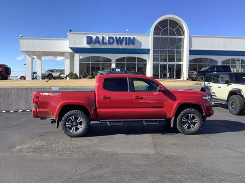 Used 2017 Toyota Tacoma TRD Sport image 8