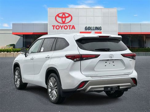 New 2026 Toyota Highlander Platinum image 4