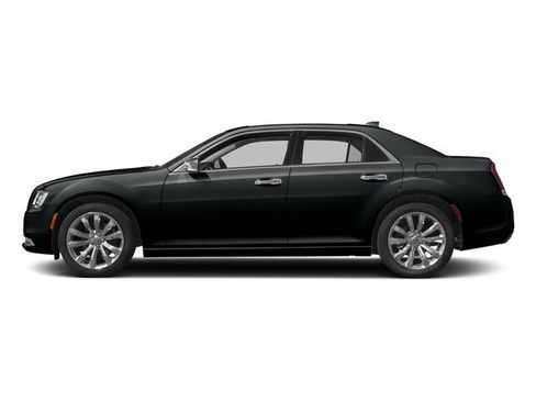 Used 2017 Chrysler 300 C RWD image 3