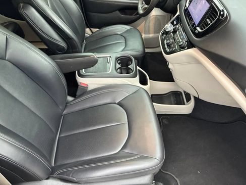 Used 2024 Chrysler Pacifica Touring-L FWD image 32