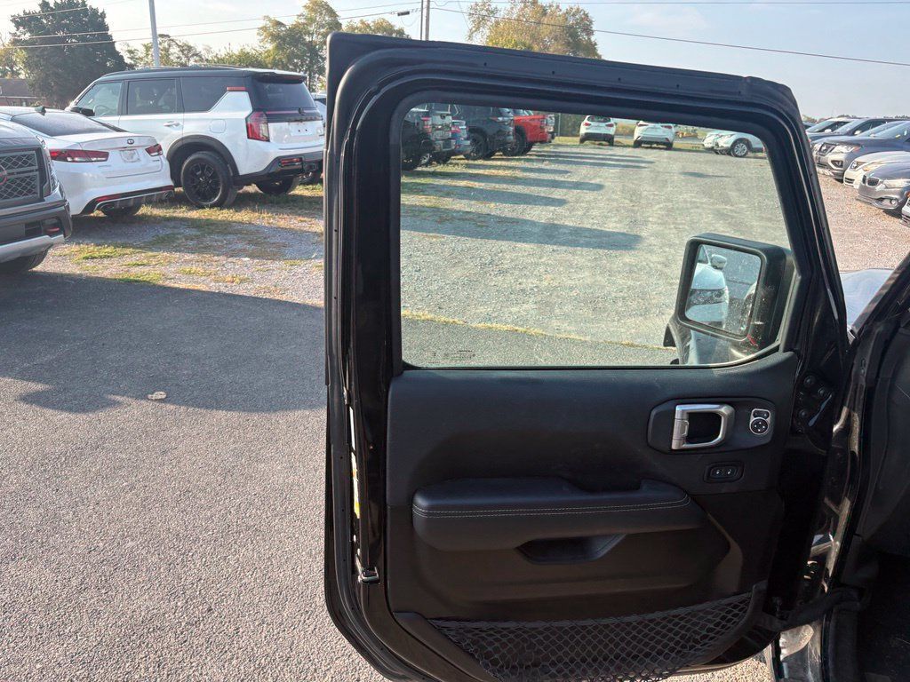 Used 2023 Jeep Wrangler Unlimited Sahara AWD/4WD image 16