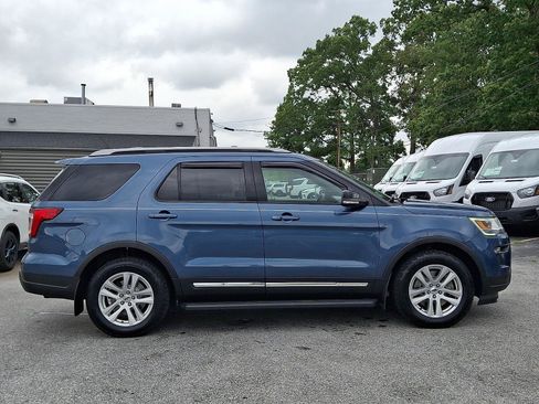 Used 2018 Ford Explorer XLT w/ Equipment Group 202A AWD/4WD image 7