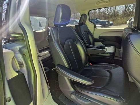 Used 2022 Chrysler Pacifica Touring-L image 17