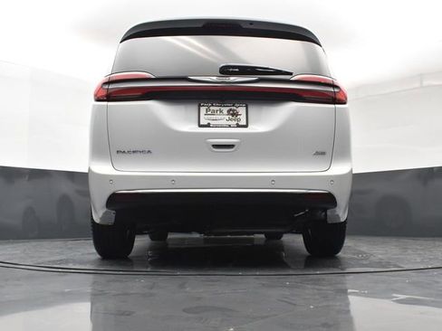 New 2026 Chrysler Pacifica Select AWD/4WD image 23