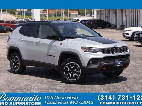 Used 2024 Jeep Compass Trailhawk AWD/4WD image 1