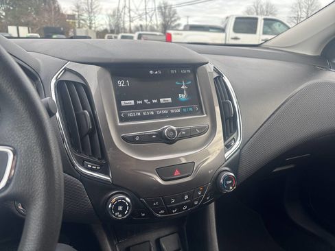 Used 2017 Chevrolet Cruze LT image 22