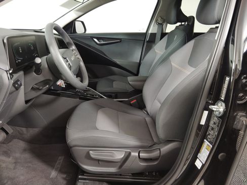 Used 2023 Kia Niro LX image 5