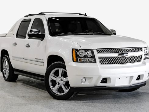 Used 2012 Chevrolet Avalanche LTZ image 4