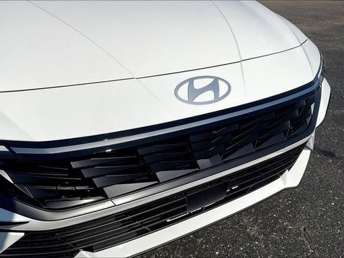 New 2025 Hyundai Elantra Limited image 32