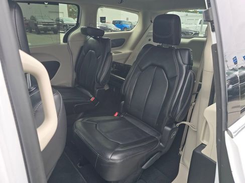 Used 2024 Chrysler Pacifica Touring-L image 25