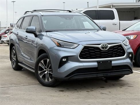 Used 2023 Toyota Highlander XLE image 2