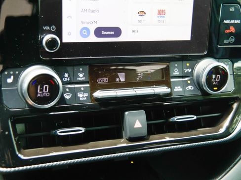 Used 2023 Toyota Highlander XSE FWD image 19
