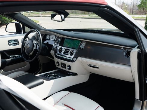 Used 2017 Rolls-Royce Dawn image 18