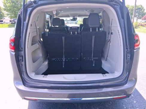 Used 2023 Chrysler Pacifica Touring-L FWD image 5