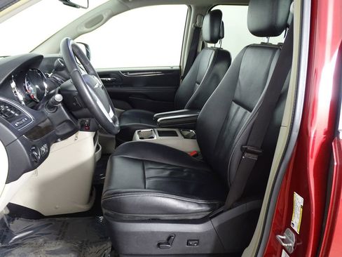 Used 2014 Chrysler Town & Country Touring image 10