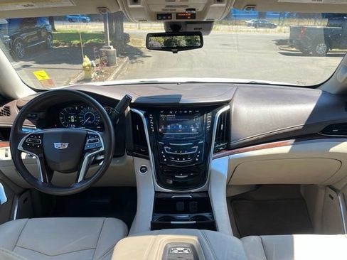 Used 2017 Cadillac Escalade ESV Premium Luxury AWD/4WD image 18