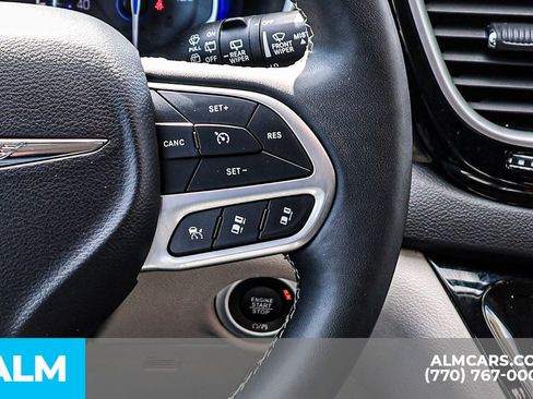 Used 2024 Chrysler Pacifica Touring-L image 37