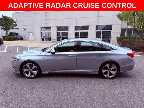 Used 2018 Honda Accord Touring image 4