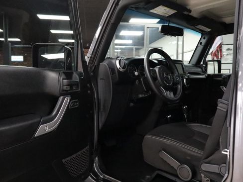 Used 2018 Jeep Wrangler Unlimited Sahara w/ Connectivity Group AWD/4WD image 10