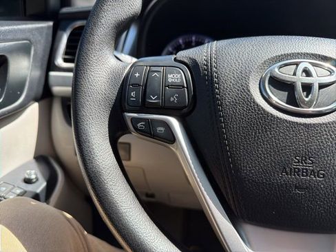 Used 2016 Toyota Highlander LE AWD/4WD image 15