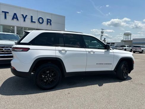 Used 2024 Jeep Grand Cherokee Altitude AWD/4WD image 18
