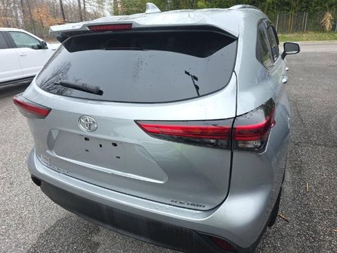 Used 2021 Toyota Highlander XLE AWD/4WD image 4