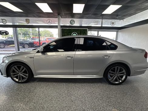 Used 2018 Volkswagen Passat 2.0T R-Line w/ R-Line Lighting Package FWD image 2