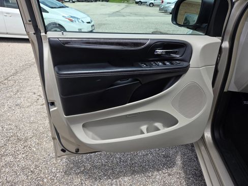Used 2016 Chrysler Town & Country Touring FWD image 12