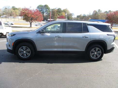 Used 2025 Chevrolet Traverse LT image 6
