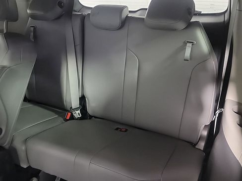 Used 2022 Toyota Sienna XLE image 18