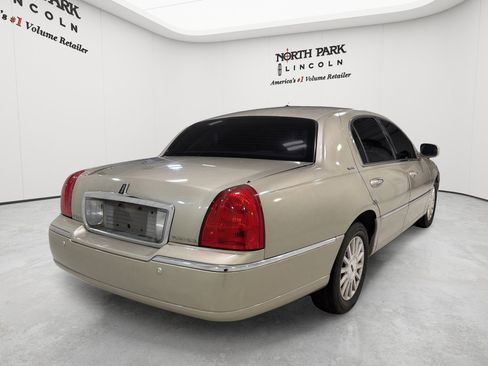 Used 2004 Lincoln Town Car Signature RWD image 5