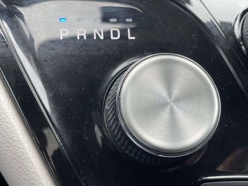 Used 2024 Chrysler Pacifica Touring-L image 38