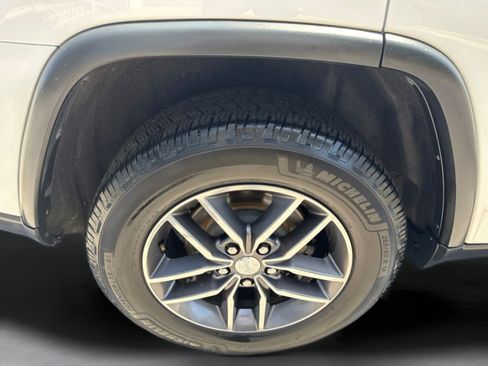 Used 2018 Jeep Grand Cherokee Laredo RWD image 37