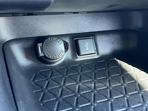 Used 2022 Toyota RAV4 LE image 12