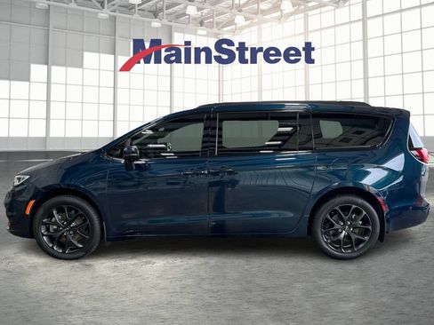 Used 2023 Chrysler Pacifica Touring-L w/ S Appearance Package AWD/4WD image 2