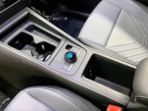 Used 2025 Volkswagen Tiguan SE image 19