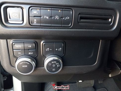 Used 2022 GMC Yukon XL SLE w/ Gmc Pro Safety Plus Package image 33