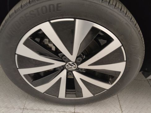 Used 2024 Volkswagen Taos SE FWD image 31