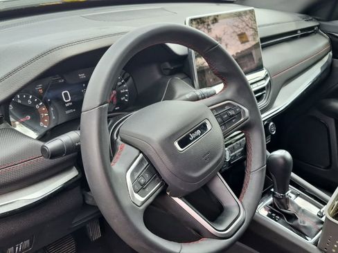 Used 2025 Jeep Compass Trailhawk image 3