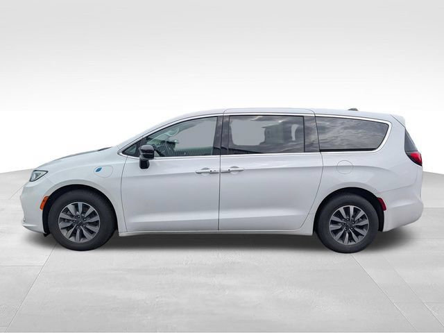 Used 2024 Chrysler Pacifica Limited FWD image 4