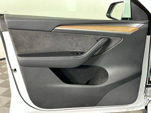 Used 2022 Tesla Model Y Long Range image 39