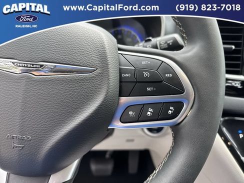 Used 2024 Chrysler Pacifica Touring-L FWD image 23