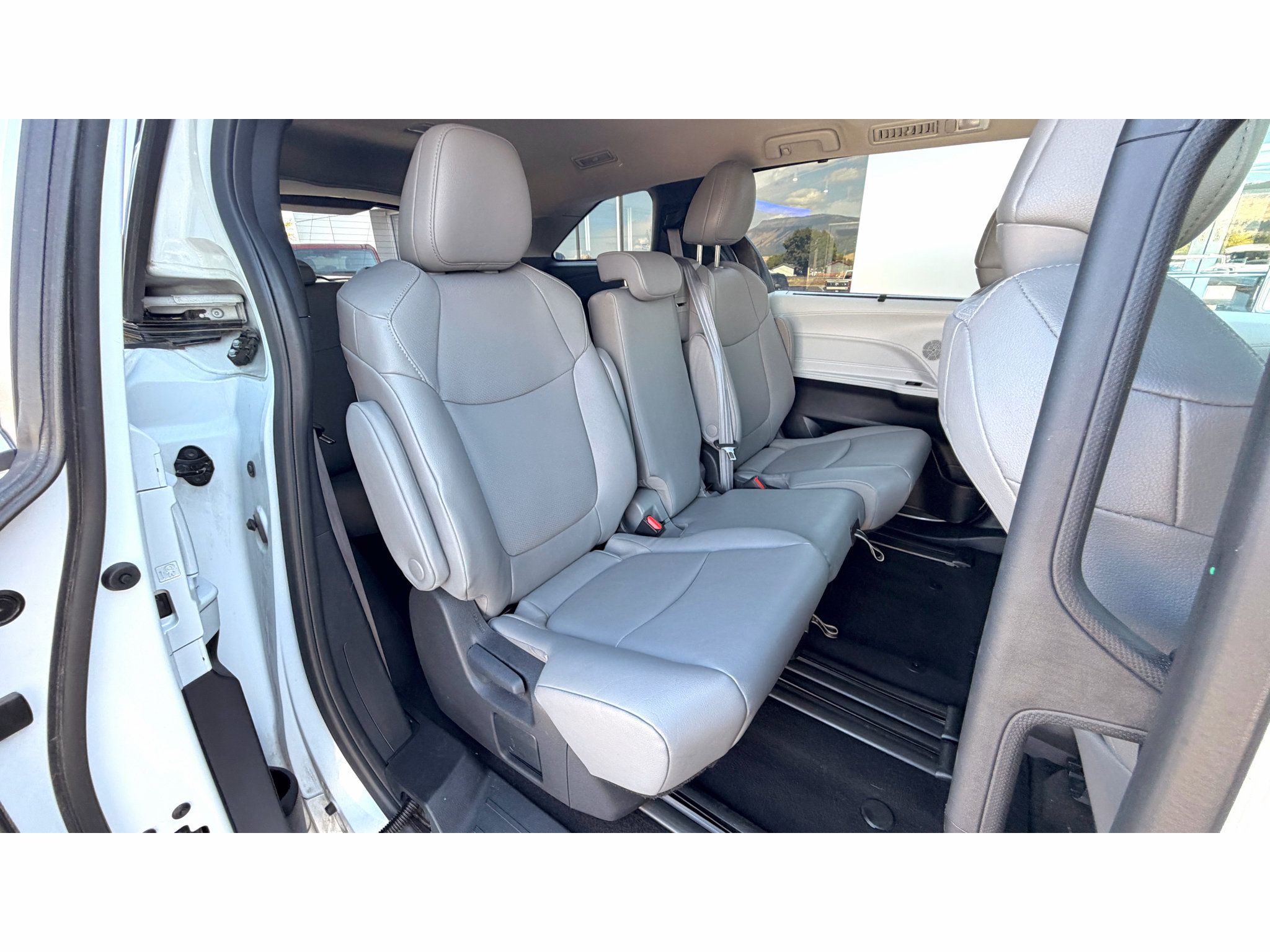 Used 2025 Toyota Sienna XLE FWD image 9