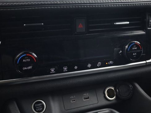 Used 2023 Nissan Rogue SV image 19