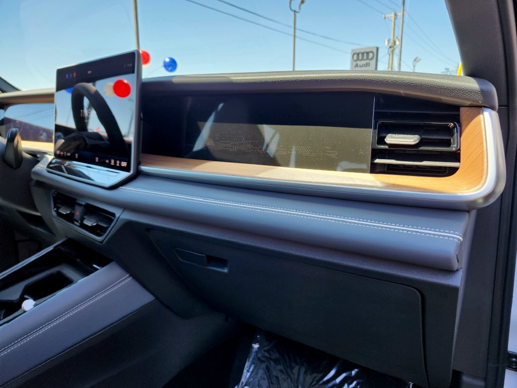 New 2026 Volkswagen Tiguan SEL R-Line AWD/4WD image 12