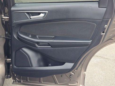 Used 2019 Ford Edge SE image 8